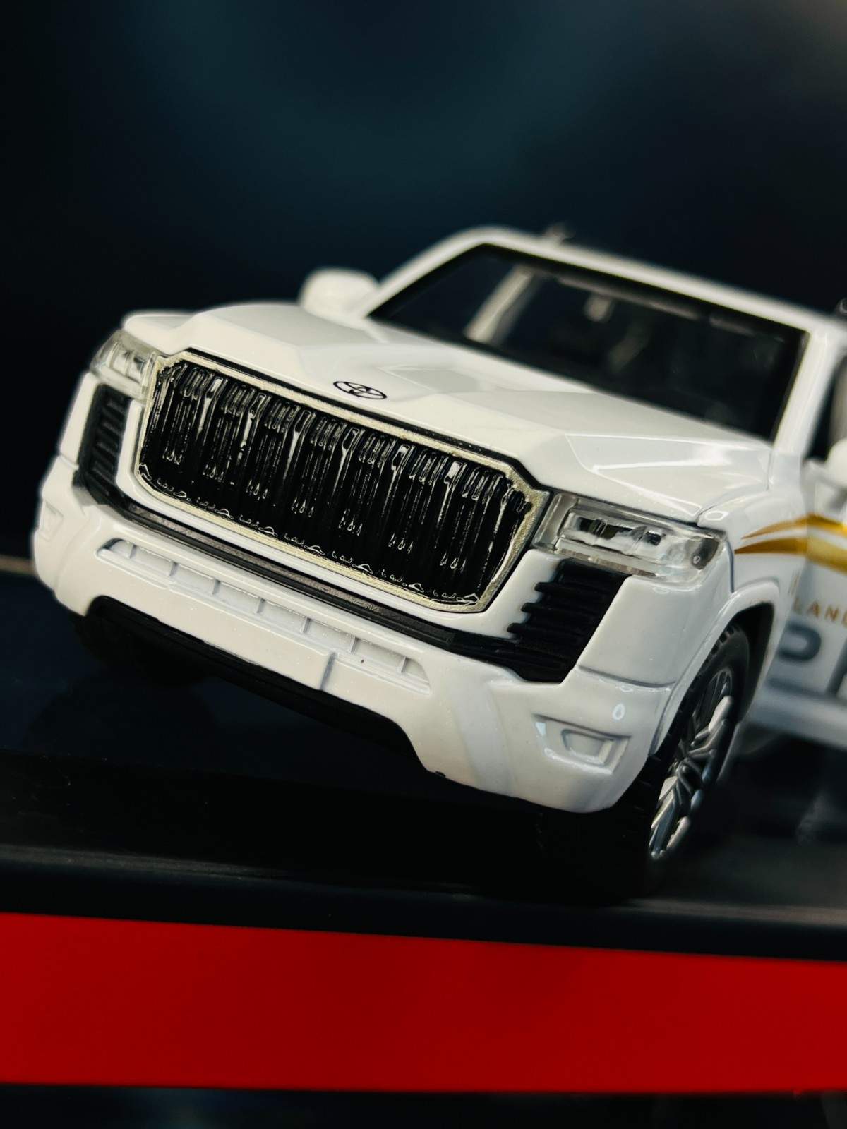 1:32 Scale Land Cruiser V8 Off Road Diecast Car Model PREMIUM